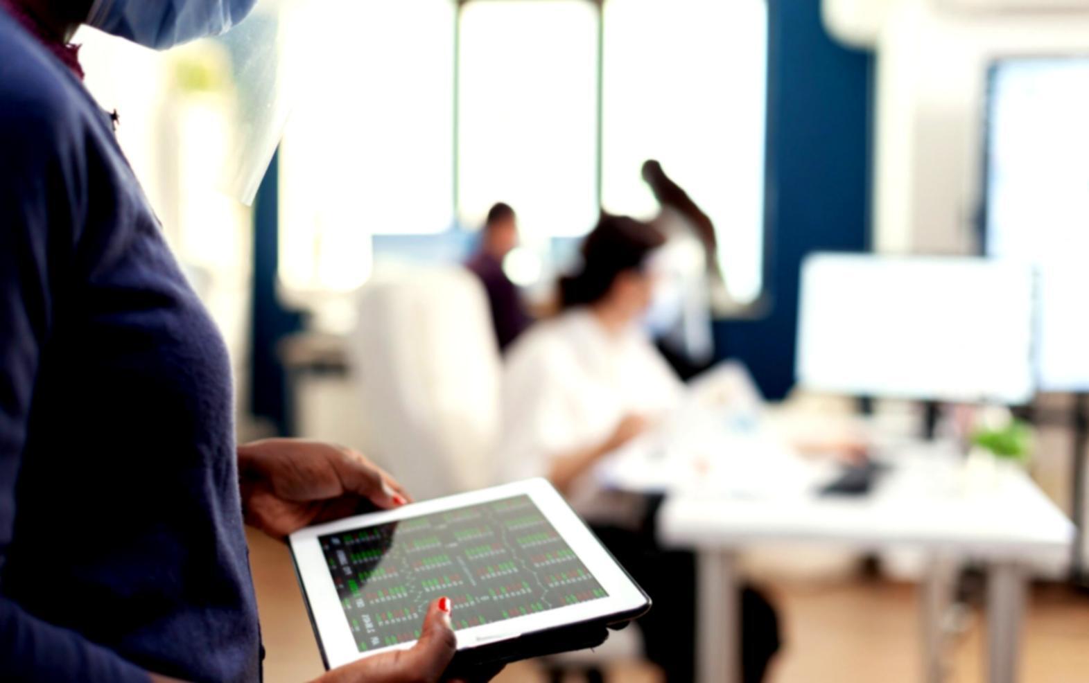 Modernes Büro mit Arbeitsbereich und Finanzunterlagen