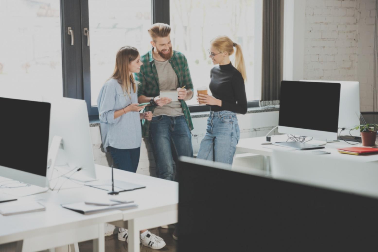 Workshop-Teilnehmer bei der Arbeit an Finanzstrategien