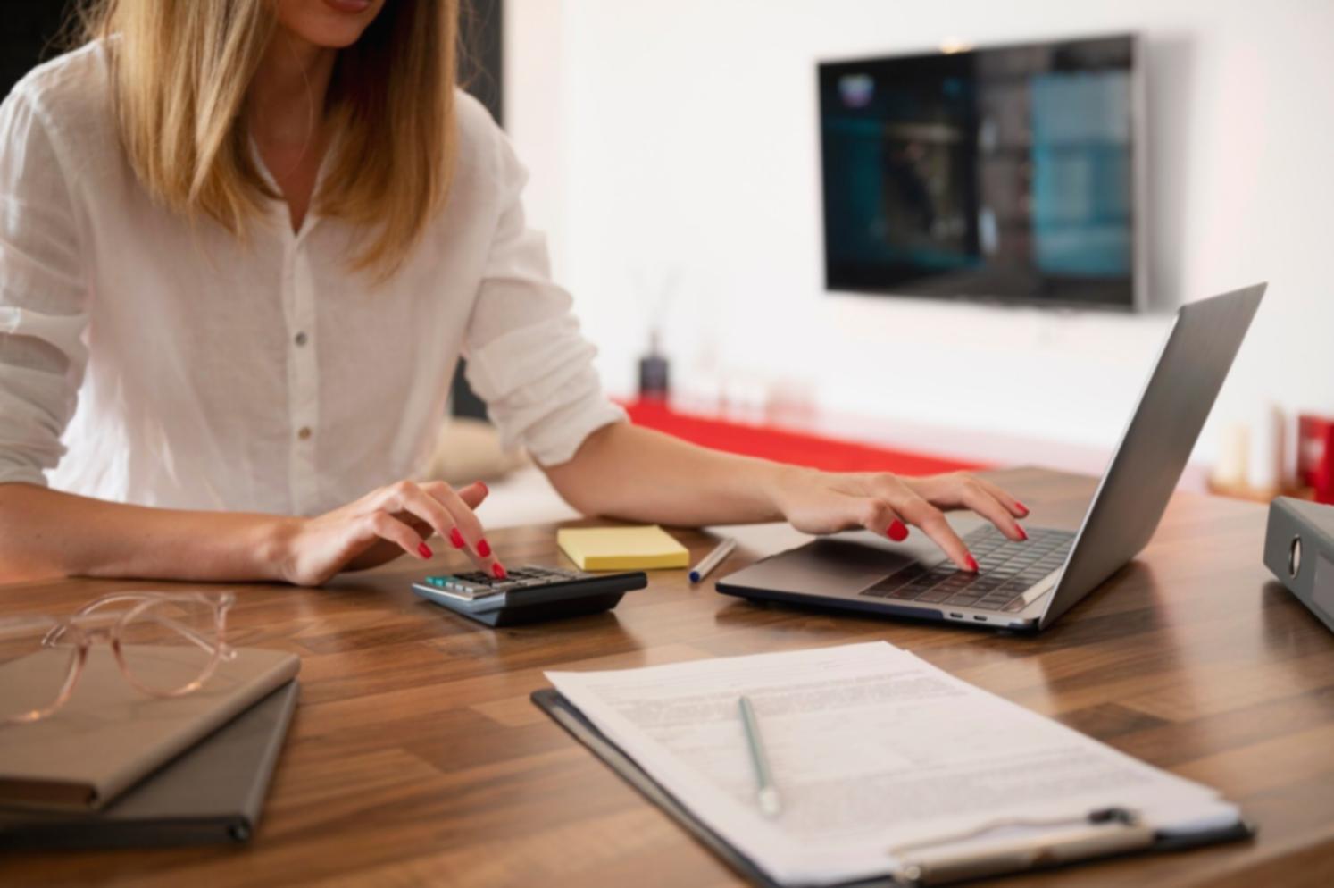 Detailansicht von Finanzanalysen und Dokumenten