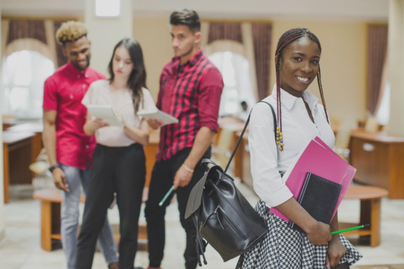 Moderne Arbeitsumgebung mit Computer und Bildschirm